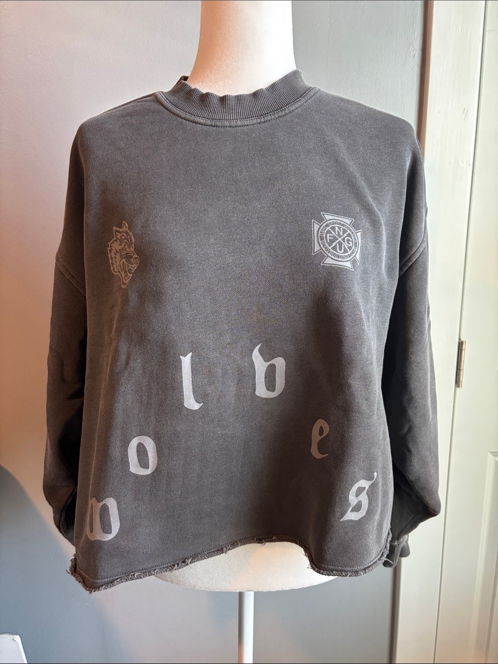 Darc Sport Women's Charcoal Graphic raw hem Crewneck Sweatshirt